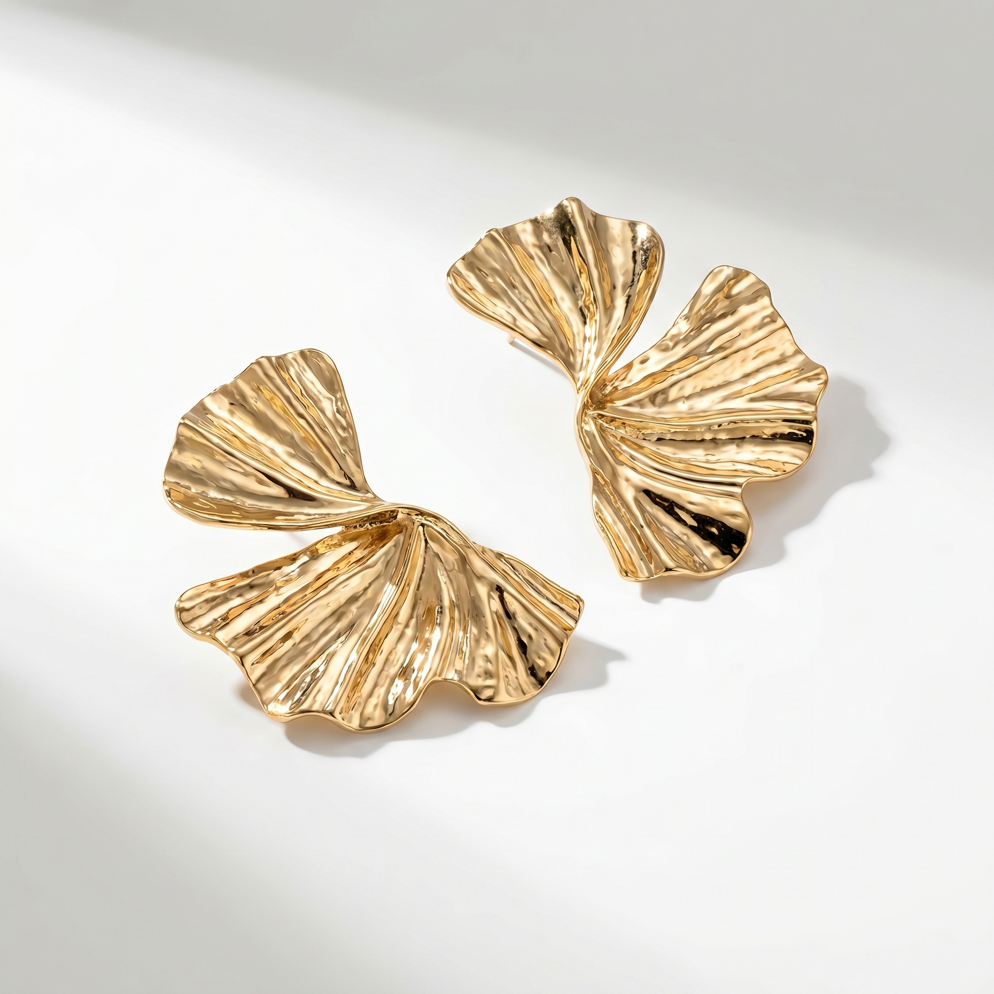 Pendientes de pétalos dorados