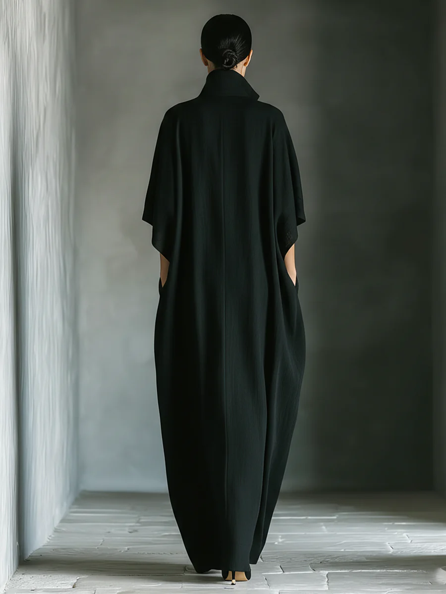 Alessandra • Vestido largo negro oversize minimalista con mangas tipo kimono