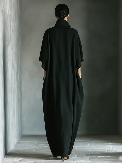 Alessandra • Vestido largo negro oversize minimalista con mangas tipo kimono