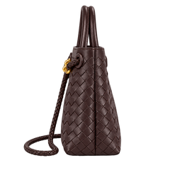 Borsa a mano intrecciata con fermaglio a nodo — vista lateral