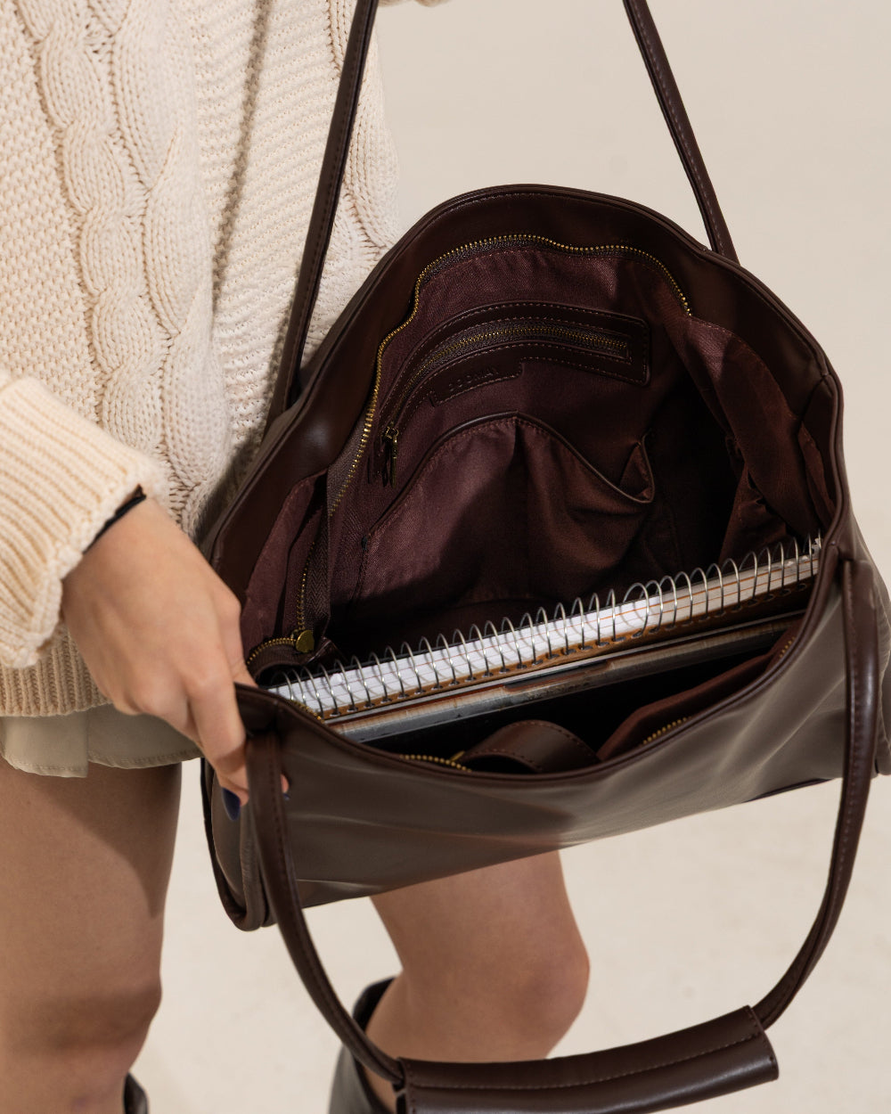 Iconic cut laptop bag — Chocolate — 3 |oriona-color:Chocolate|