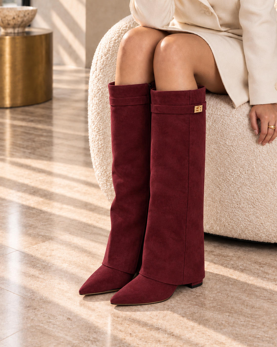 Stivali Lavista in camoscio con gambale dritto Bordeaux - modella, inquadratura ravvicinata |oriona-color:Bordeaux|