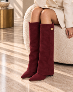 Stivali Lavista in camoscio con gambale dritto Bordeaux - modella, inquadratura ravvicinata |oriona-color:Bordeaux|