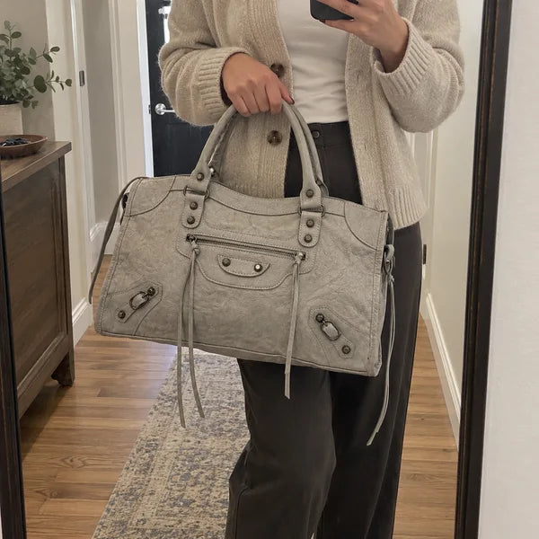 Immagine generata con IA: borsa It Girl grande, grigio chiaro, in un contesto quotidiano
