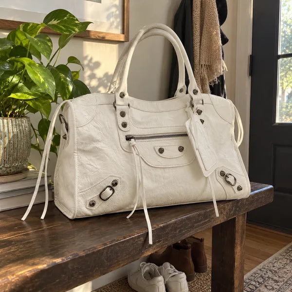Immagine generata con IA: borsa It Girl grande, bianca, in un contesto quotidiano