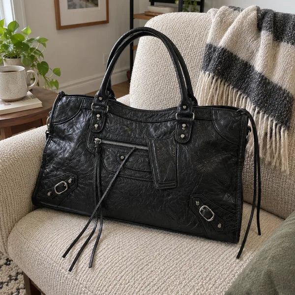 Immagine generata con IA: borsa It Girl grande, nera, in un contesto quotidiano