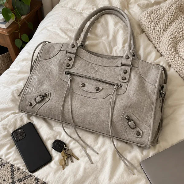 Immagine generata con IA: borsa It Girl grande, grigio chiaro, in un contesto quotidiano