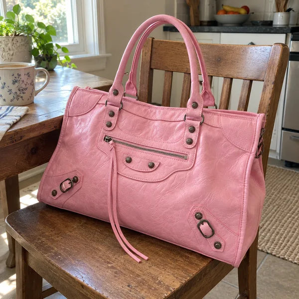 Immagine generata con IA: borsa It Girl grande, rosa baby, in un contesto quotidiano
