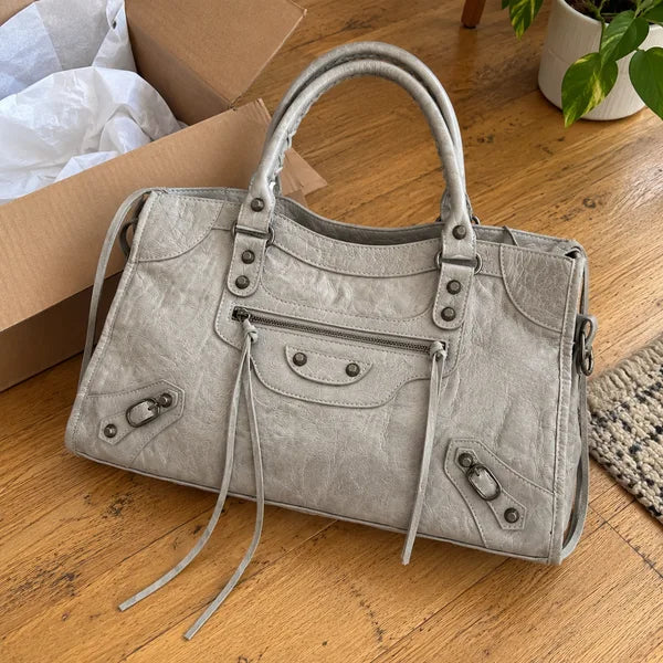 Immagine generata con IA: borsa It Girl grande, grigio chiaro, in un contesto quotidiano