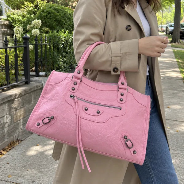 Immagine generata con IA: borsa It Girl grande, rosa baby, in un contesto quotidiano