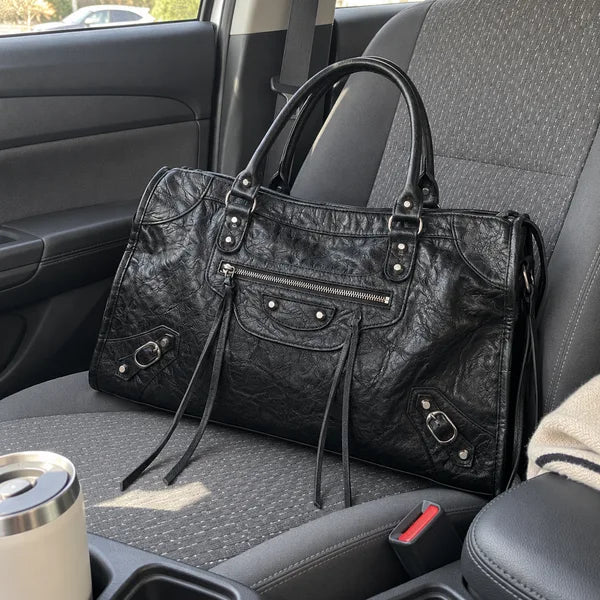 Immagine generata con IA: borsa It Girl grande, nera, in un contesto quotidiano