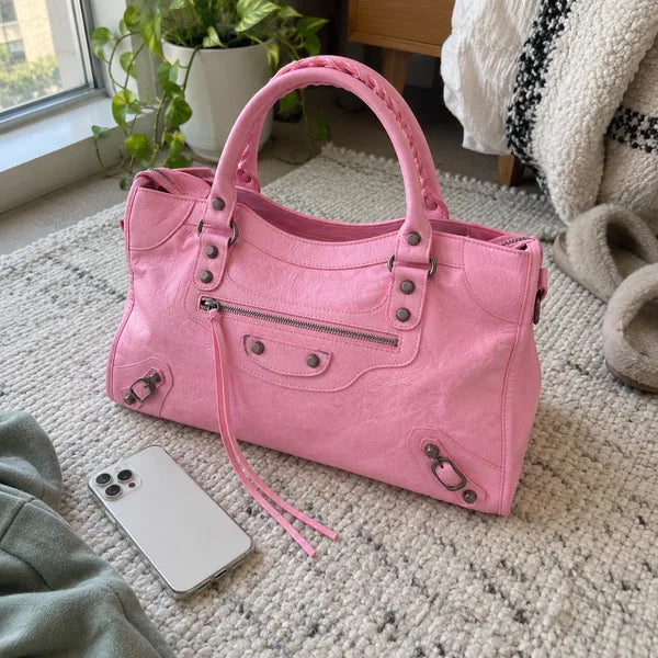 Immagine generata con IA: borsa It Girl media, rosa baby, in un contesto quotidiano