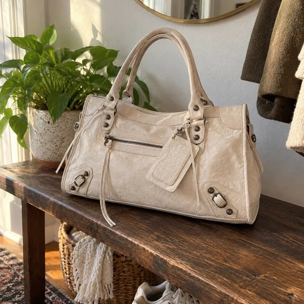 Immagine generata con IA: borsa It Girl media, beige chiaro, in un contesto quotidiano