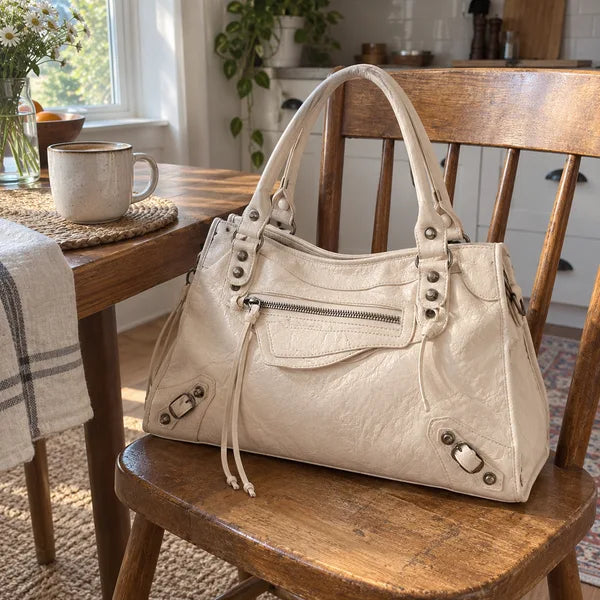Immagine generata con IA: borsa It Girl media, beige chiaro, in un contesto quotidiano