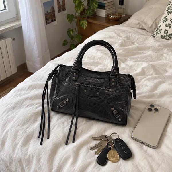 Immagine generata con IA: borsa It Girl piccola, nera, in un contesto quotidiano