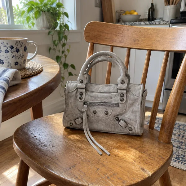Immagine generata con IA: borsa It Girl piccola, grigio chiaro, in un contesto quotidiano