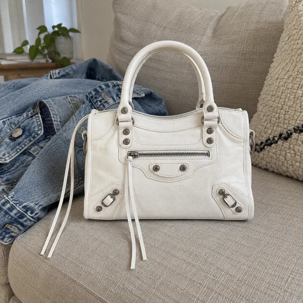 Immagine generata con IA: borsa It Girl piccola, bianca, in un contesto quotidiano