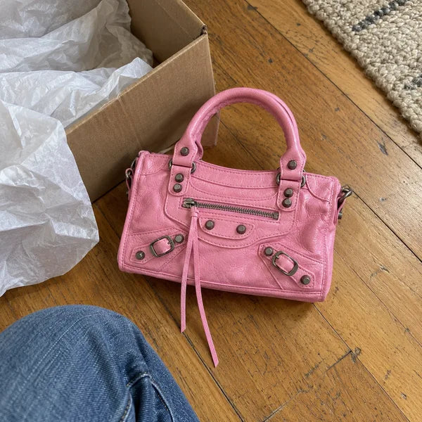 Immagine generata con IA: borsa It Girl piccola, rosa baby, in un contesto quotidiano
