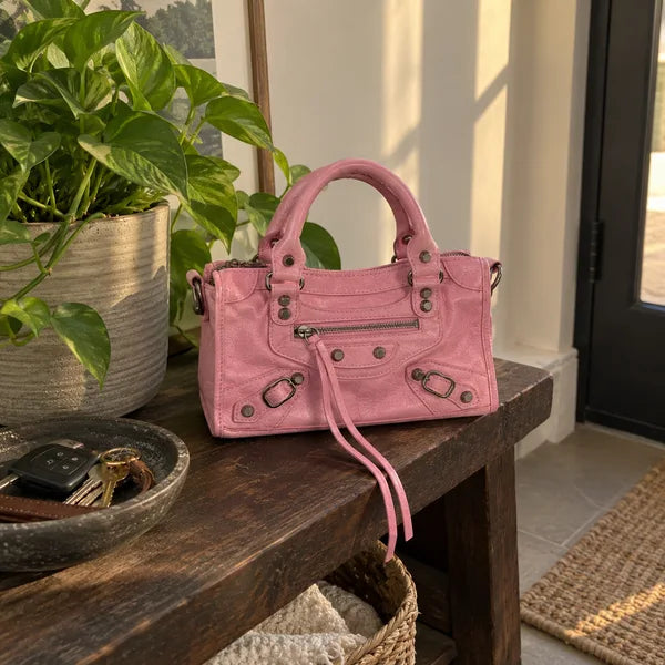 Immagine generata con IA: borsa It Girl piccola, rosa baby, in un contesto quotidiano